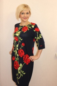 Платье женское "П2127" полиэстер (розы, цвет черный)